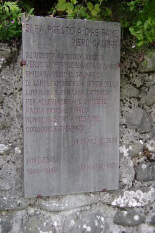 Monumento alla Resistenza, dedicato ai sacrifici dei partigiani e alla memoria della lotta per la libertà.