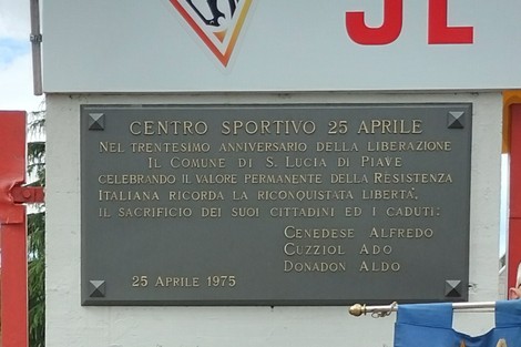 Lapide commemorativa per il trentennale della Liberazione a Cenedese, Cuzzol e Donadon, dedicata ai caduti.