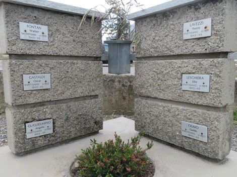 Cippi commemorativi per i partigiani caduti, un omaggio alla loro dedizione e sacrificio per la libertà.