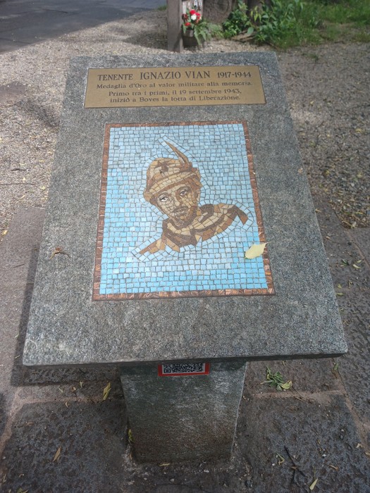 Cippo commemorativo dedicato a Ignazio Vian, con mosaico raffigurante il tenente e iscrizioni sulla sua valorosa storia.