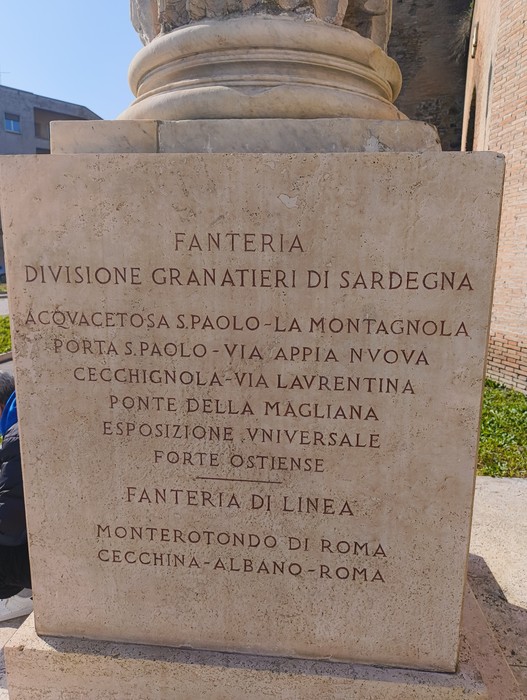 Cippo commemorativo dedicato ai caduti per la difesa di Roma, con iscrizioni storiche sui granatieri di Sardegna.
