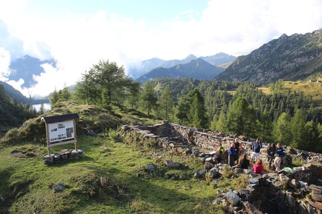 Il Vecchio rifugio dei Laghi Gemelli immerso in un meraviglioso paesaggio montano.