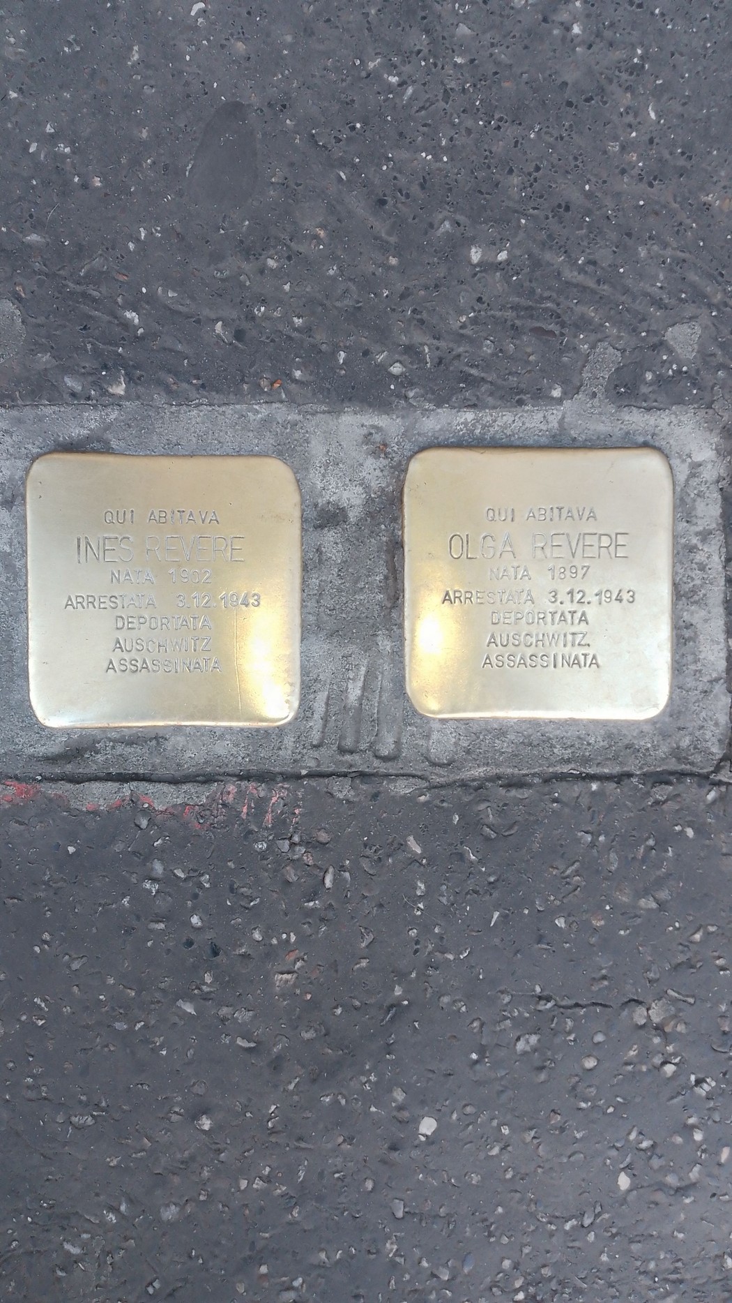 Pietre d'inciampo dedicate alle sorelle Revere in memoria delle loro vite tragicamente perdute.