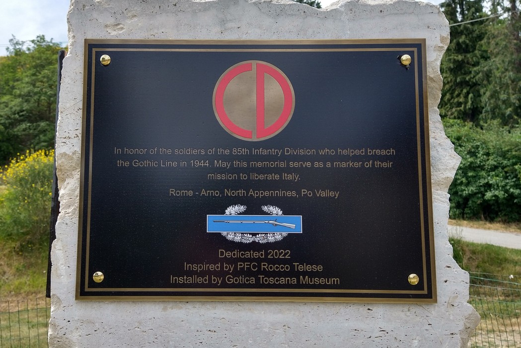 Monumento dedicato alla 34ª e 85ª divisione, commemorando i soldati che hanno liberato l'Italia nel 1944.