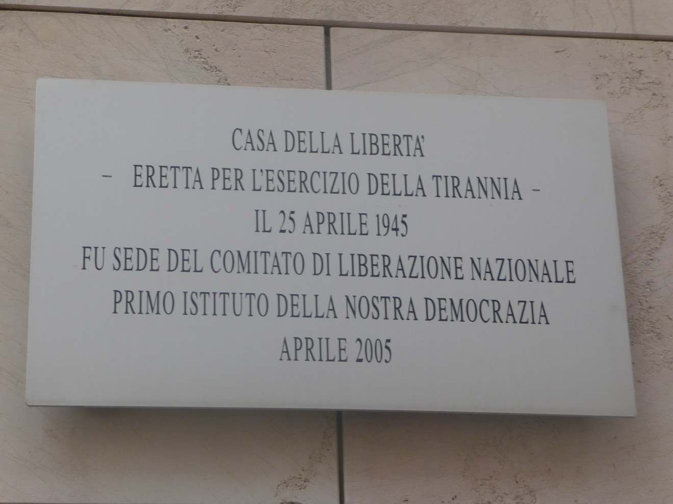 Targa commemorativa al Palazzo della Libertà, dedicata all'eroe dell'antitiranía e alla nascita della democrazia.