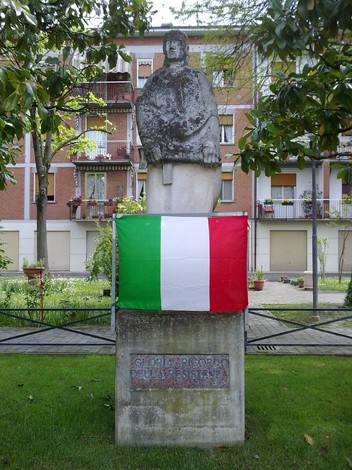 Monumento alla Resistenza, omaggio ai valori di libertà e giustizia, incorniciato da un tricolore italiano.