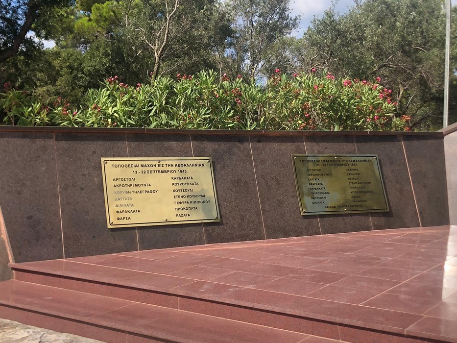 Sacrario dei caduti di Cefalonia, monumento commemorativo immerso nel verde con placche di bronzo.