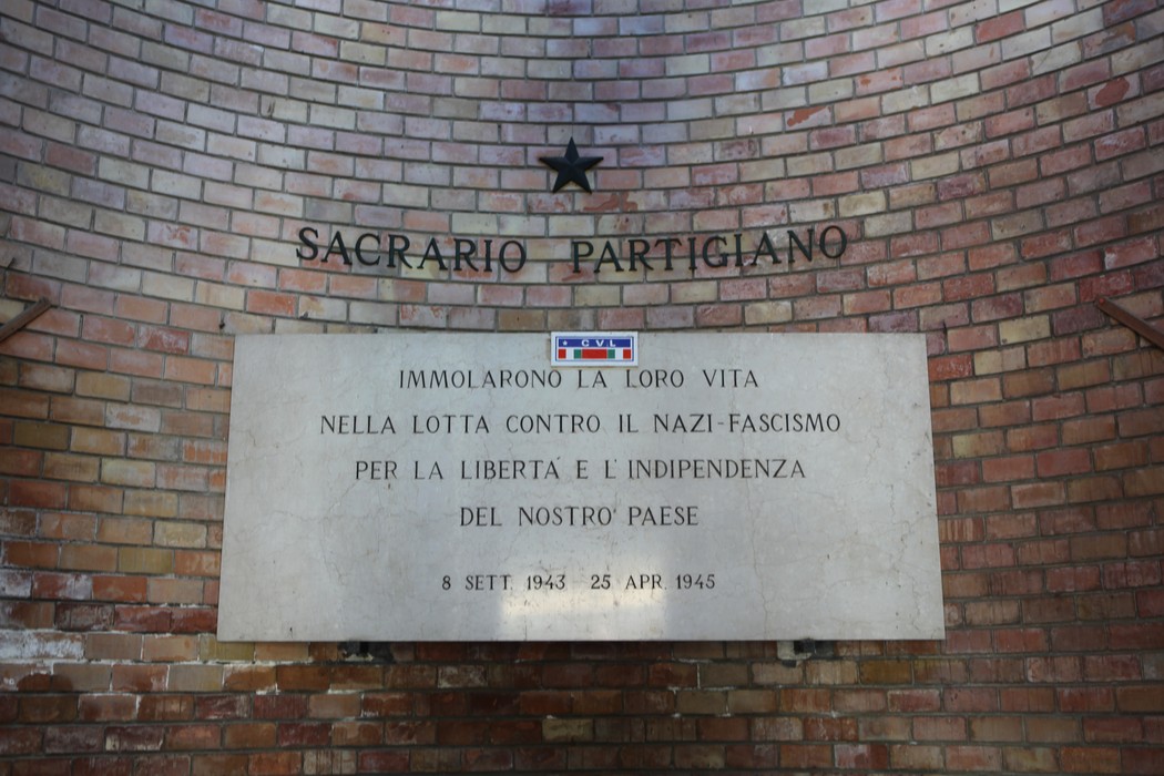 Sacrario ai Caduti Partigiani di Piumazzo, omaggio ai sacrifici nella lotta contro il nazifascismo.