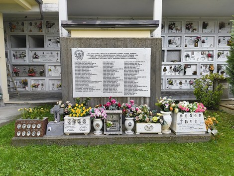 Sacrario dedicato ai caduti, con targhe commemorative e fiori in memoria dei defunti.