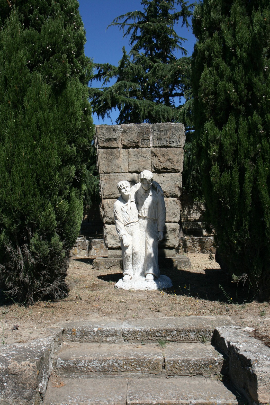 Monumento ai caduti con statue raffiguranti figure in un contesto di commemorazione e ricordo.