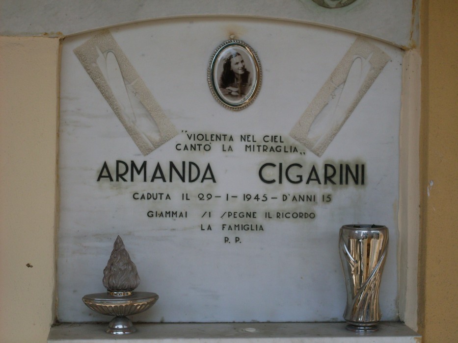 Sacrario dei caduti di Pieve Modolena, dedicato alla memoria dei soldati con lapidi commemorative e dettagli significativi.