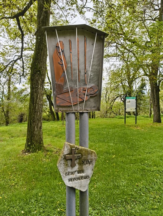 Scultura che rappresenta un momento della Via Crucis di Casaglia, immersa nella natura.