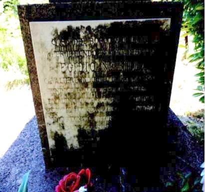 Cippo commemorativo dedicato a Egidio Nobile, con dedica e omaggio floreale.