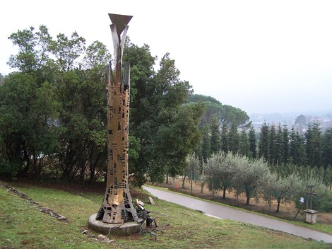 Monumento a Fedi e compagni, commemorativo con struttura metallica, immerso nel verde.