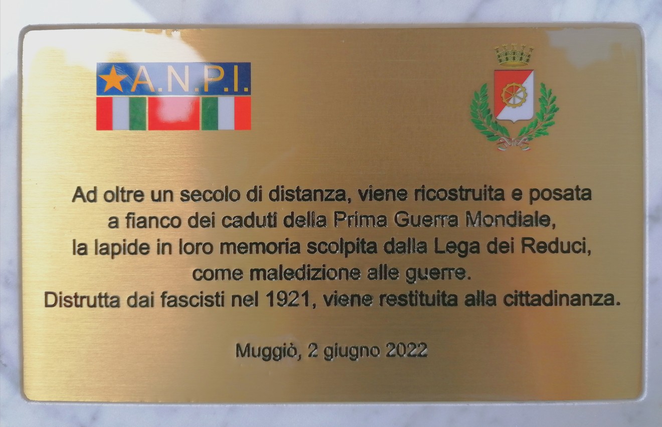 Targa commemorativa per i caduti di guerra, restaurata a Muggiò il 2 giugno 2022 dall'ANPI.