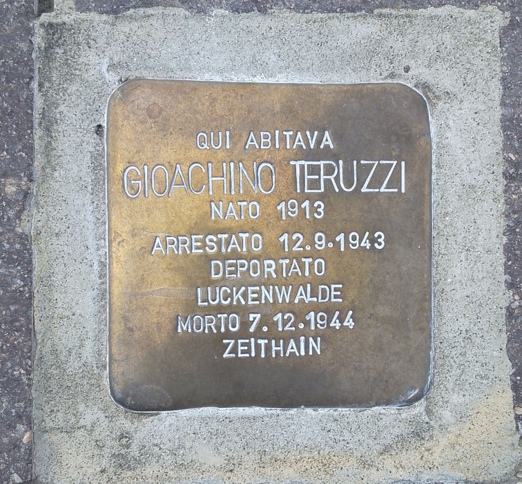 Pietra d'inciampo dedicata a Gioachino Teruzzi, con dettagli sulla sua vita e deportazione.