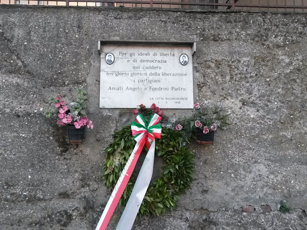 Lapide commemorativa dedicata a Amati e Fondrini, simbolo di libertà e resistenza.