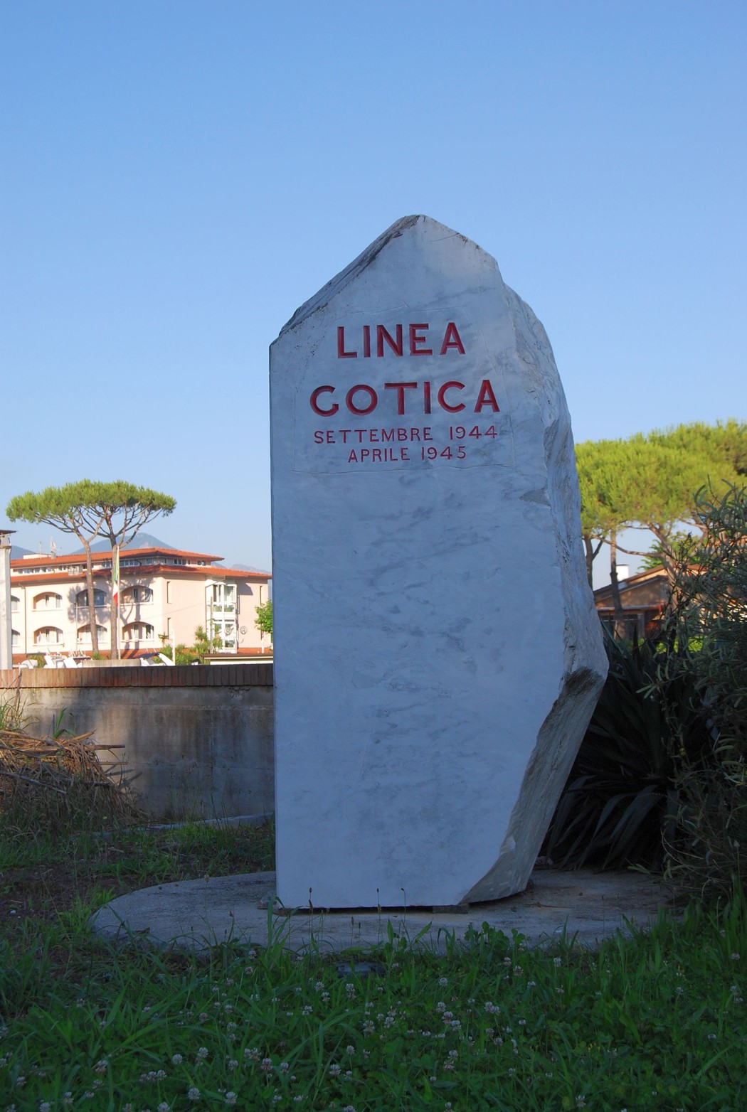 Cippo commemorativo della Linea Gotica, simbolo della memoria storica del secondo conflitto mondiale in Italia.