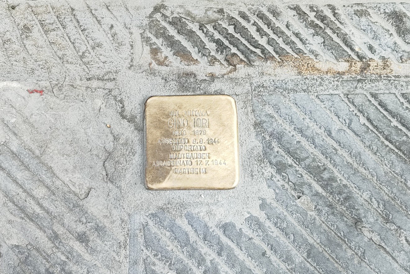 Pietra d'inciampo dedicata a Iori, commemorativa di una vita vissuta nel ricordo della storia.