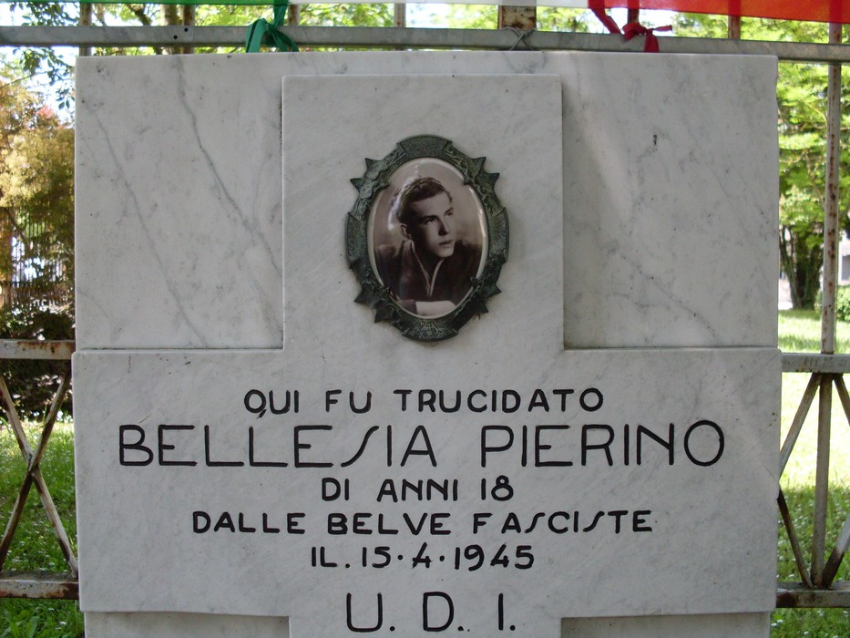 Cippo commemorativo dedicato a Bellesia Pierino, vittima delle violenze fasciste nel 1945.