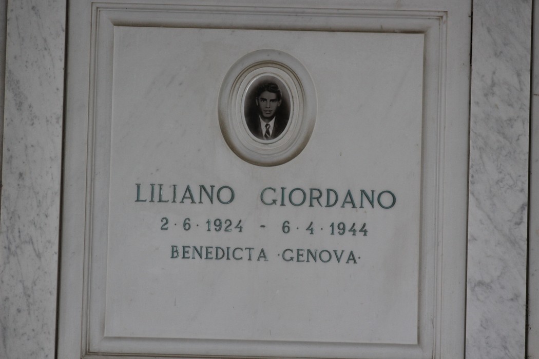 Monumento commemorativo dedicato ai partigiani con foto e nome di Liliano Giordano, decorato con dettagli architettonici.