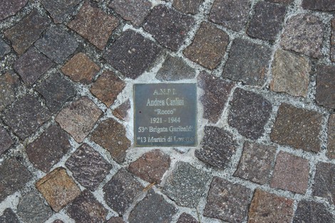 Pietre d'inciampo dedicate a partigiani, commemorano la loro memoria e il sacrificio per la libertà.