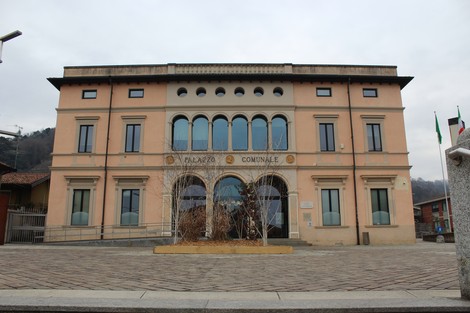 La Piazza della Costituzione presenta un edificio elegante con finestre ad arco e una facciata in tono chiaro.