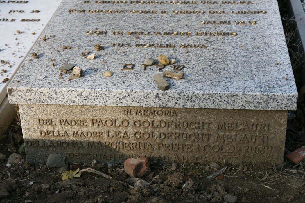 Cenotafi in ricordo dei deportati, cimitero ebraico, omaggio alla memoria e al dolore della comunità.