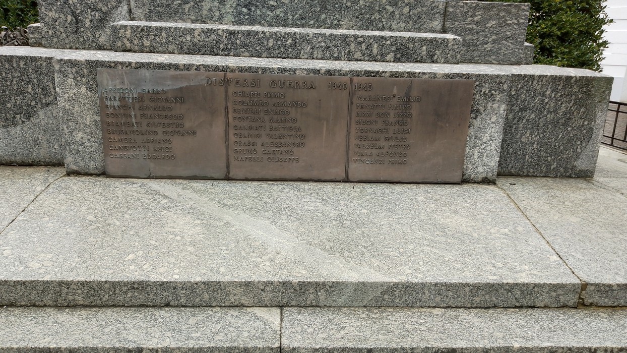 Monumento ai caduti, con nomi incisi su una lastra di pietra, in un contesto sobrio e commemorativo.