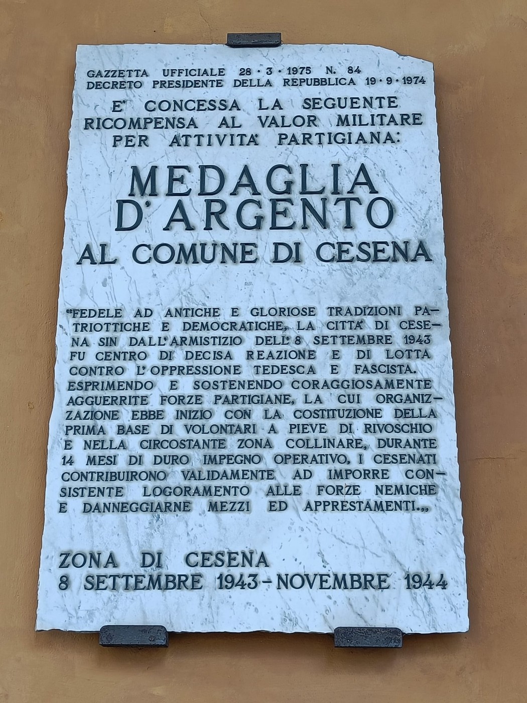 Lapide commemorativa dedicata alla Medaglia d'Argento al Valor Militare a Cesena, con un chiaro richiamo alla storia locale.