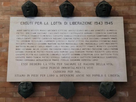 Lapide commemorativa dedicata ai caduti per la libertà a Lodi, con nomi di eroi della Resistenza.
