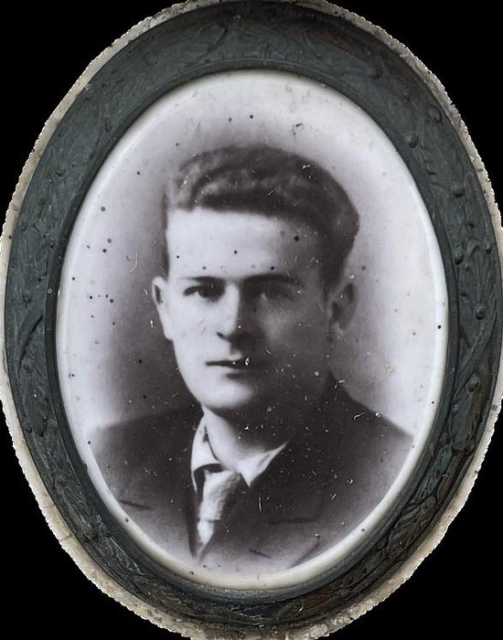 Ritratto di un giovane uomo su lapide, con un'aura di nostalgia e memoria storica.