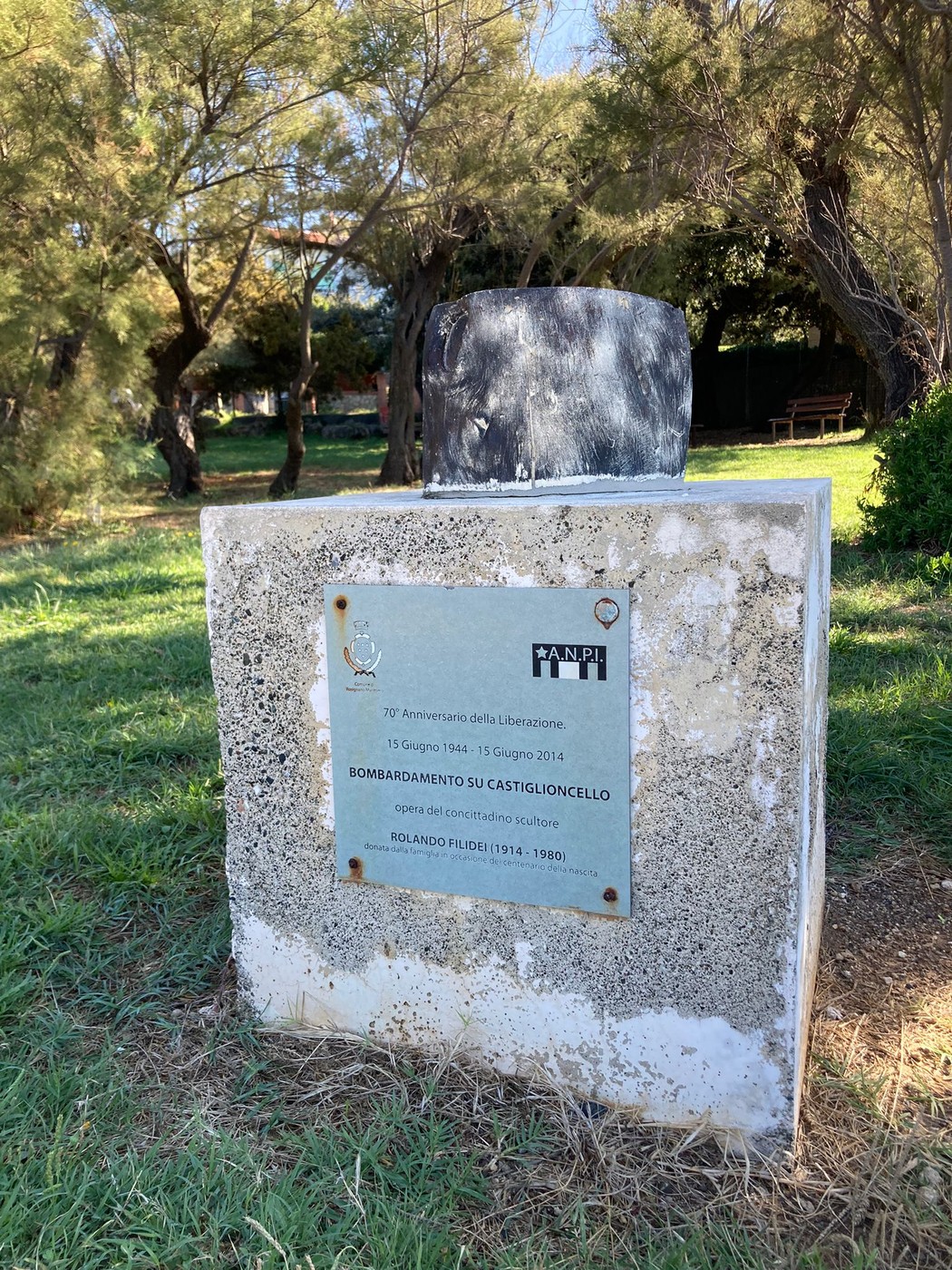 Monumento commemorativo che ricorda il bombardamento su Castiglioncello avvenuto nel 1944.