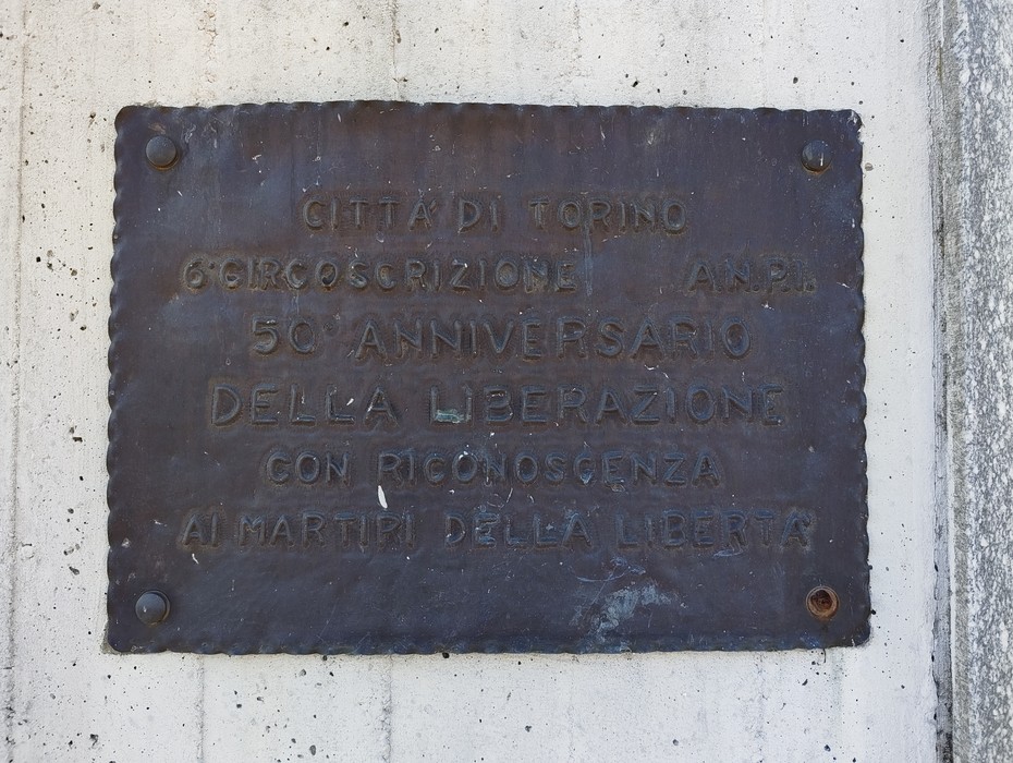 Monumento commemorativo dedicato ai caduti di Barca e Bertolla, simbolo di libertà e riconoscenza.