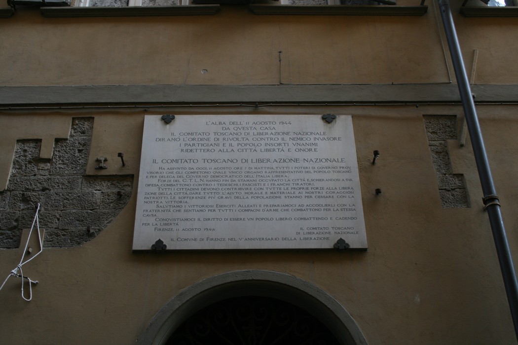 Lapide commemorativa del Comitato Toscano di Liberazione Nazionale, simbolo di resistenza e libertà.