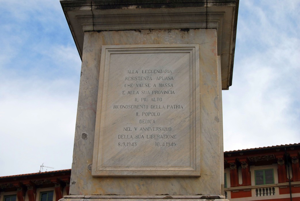 Obelisco commemorativo dell'Unità d'Italia, simbolo di resistenza e libertà, situato in un contesto storico.