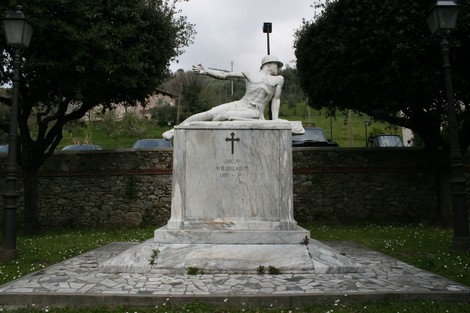 Monumento ai caduti di Nocchi, un tributo in marmo ai valorosi che hanno sacrificato la vita per la patria.