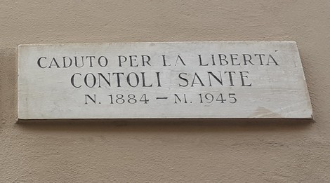 Lapide dedicata a Sante Contoli, caduto per la libertà, con date di nascita e morte.