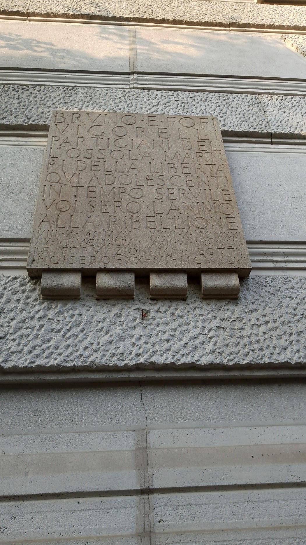 Lapide commemorativa in pietra dedicata ai fratelli Vigorelli, con iscrizioni storiche.