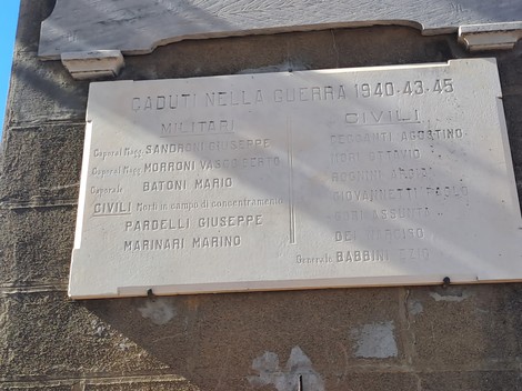 Lapide commemorativa ai caduti di Mezzana durante la guerra 1940-43-45, con nomi di militari e civili.