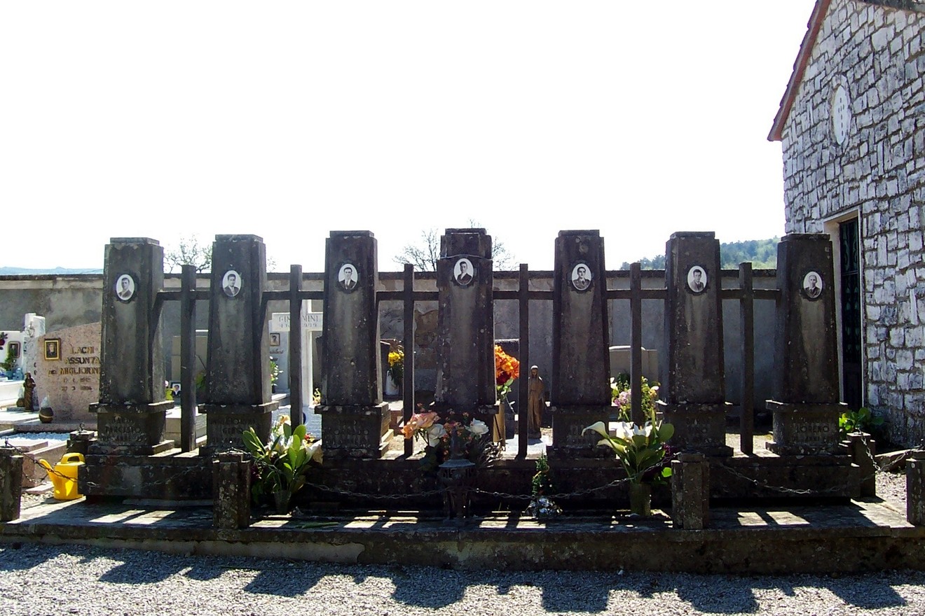 Sacrario ai Caduti di Tugliano, monumento commemorativo con lapidi in ricordo dei soldati caduti.
