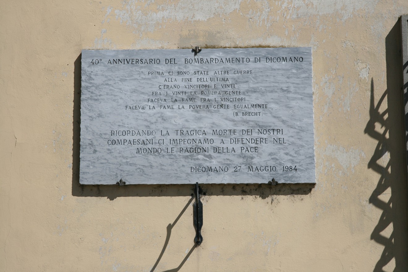 Lapide commemorativa del bombardamento di Dicomano, 27 maggio 1984, in ricordo delle vittime.