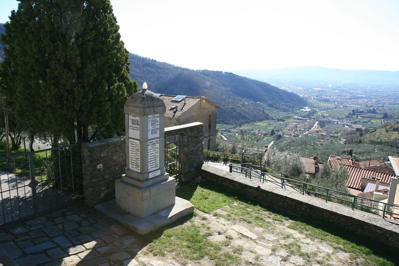 Monumento ai caduti di Tobbiana, con vista panoramica sulla vallata circostante e il paesaggio collinare.