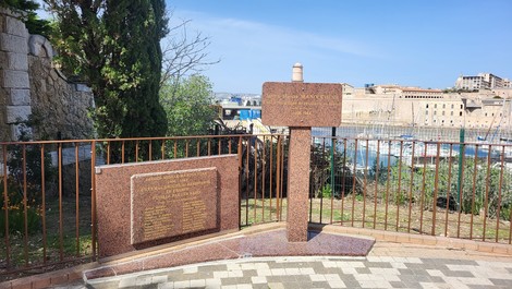 Il Giardino Missak Manouchian con sculture commemorative e vista sul porto sottostante.