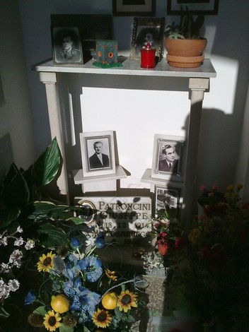 Sacrario dei Caduti della Resistenza di Montecchio, con fotografie e fiori commemorativi.