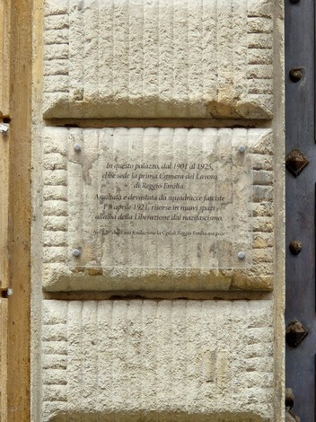 Targa commemorativa della vecchia Camera del Lavoro a Reggio Emilia, con riferimento alla sua storia dal 1901 al 1925.
