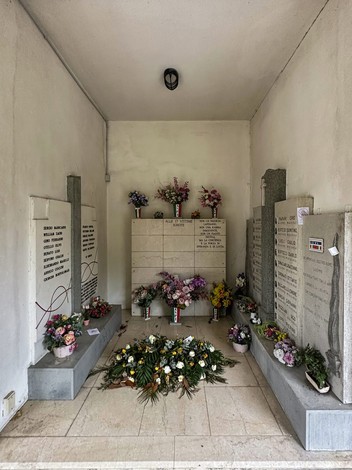 Sacrario dei caduti per la libertà di Santa Croce, commemorazione con fiori e lapidi memoriali.