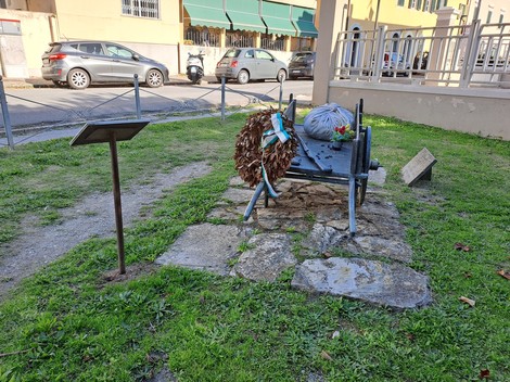 Il carretto delle lavandaie, simbolo di tradizione, con una corona di fiori e un omaggio floreale.