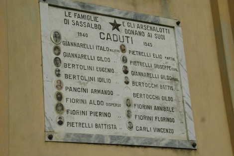 Lapide commemorativa ai caduti di Sassalbo, con nomi e date di chi ha sacrificato la vita per la patria.