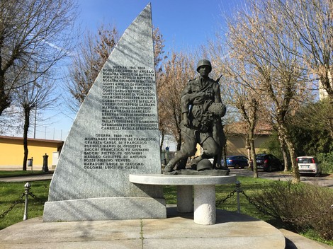 Monumento ai caduti di Valera Fratta, commemorazione dei soldati e delle vittime di guerra.